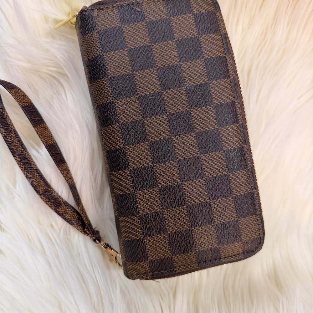 Stylish Checkered Brown‎ Wristlet